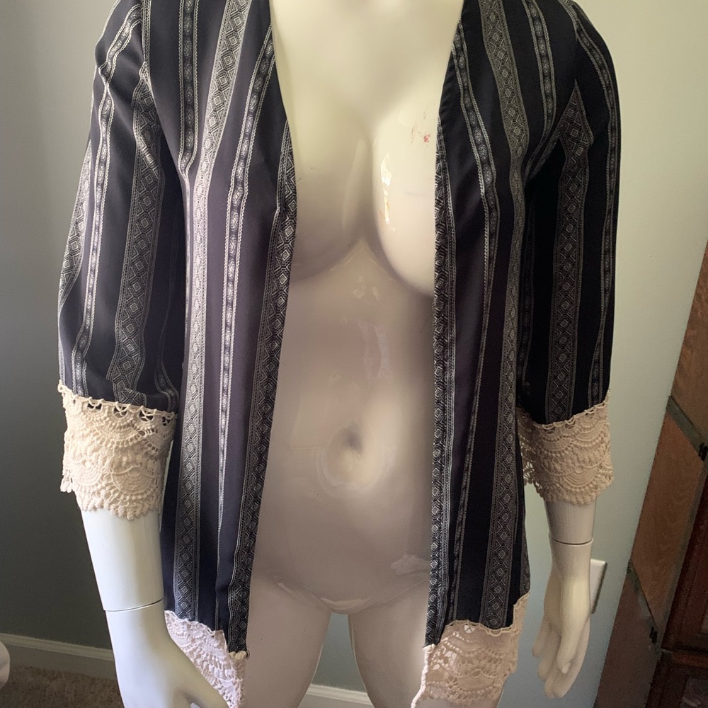 Kimono with lace trim